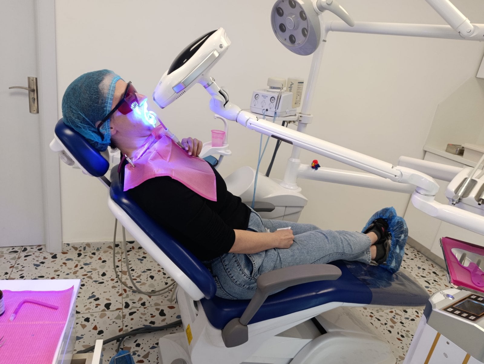 Teeth whitening treatment with the Pure Smile lamp